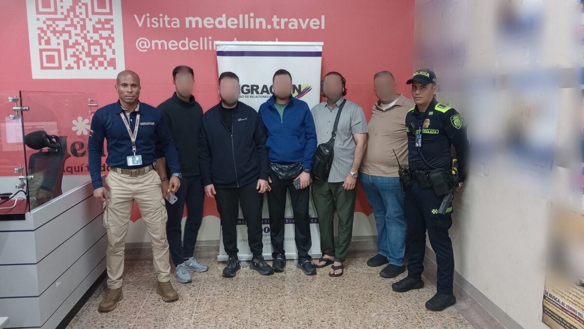 Oficial de Migración de Colombia y de la policía nacional con extranjeros inadmitidos