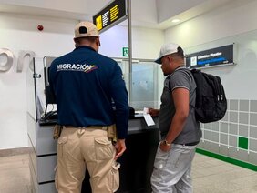 Migración Colombia expulsa a ciudadano dominicano que se hacía pasar por colombiano para viajar a Europa