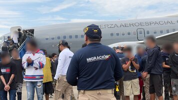 Migración Colombia expulsó del país a 98 ciudadanos extranjeros vinculados a actividades delictivas. Otros dos quedaron a disposición de las autoridades en Medellín.
