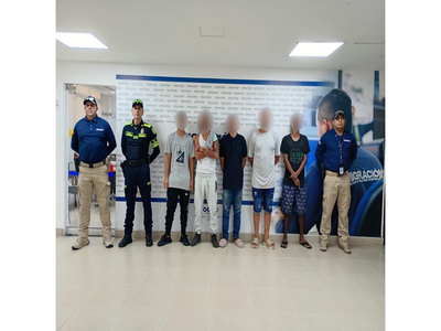 Migración Colombia expulsa a cinco ciudadanos extranjeros en Bucaramanga en operativo coordinado con la Policía Nacional