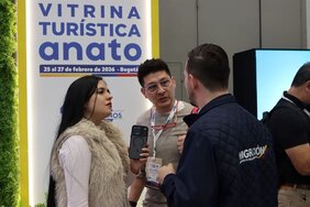 Oficial de ,migración hablando con la prensa que asistió al evento de ANATO