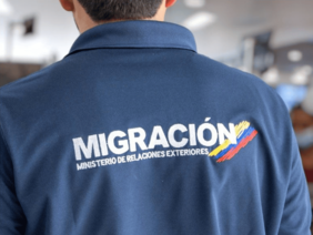 Logo de Migración Colombia en el uniforme de un oficial
