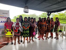 Foto grupal de indigenas