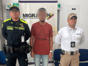 Oficiales de Migración Colombia y agente de policía junto a ciudadano estadounidense inadmitido por turismo con fines de explotación sexual