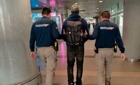 Extranjero estadounidense  inadmitido en El Dorado por turismo con fines de explotación sexual llevado por oficiales de Migración