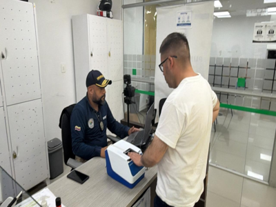 Migración Colombia expulsó a extranjero que se hacía pasar por sacerdote y generaba caos en vías de Medellín