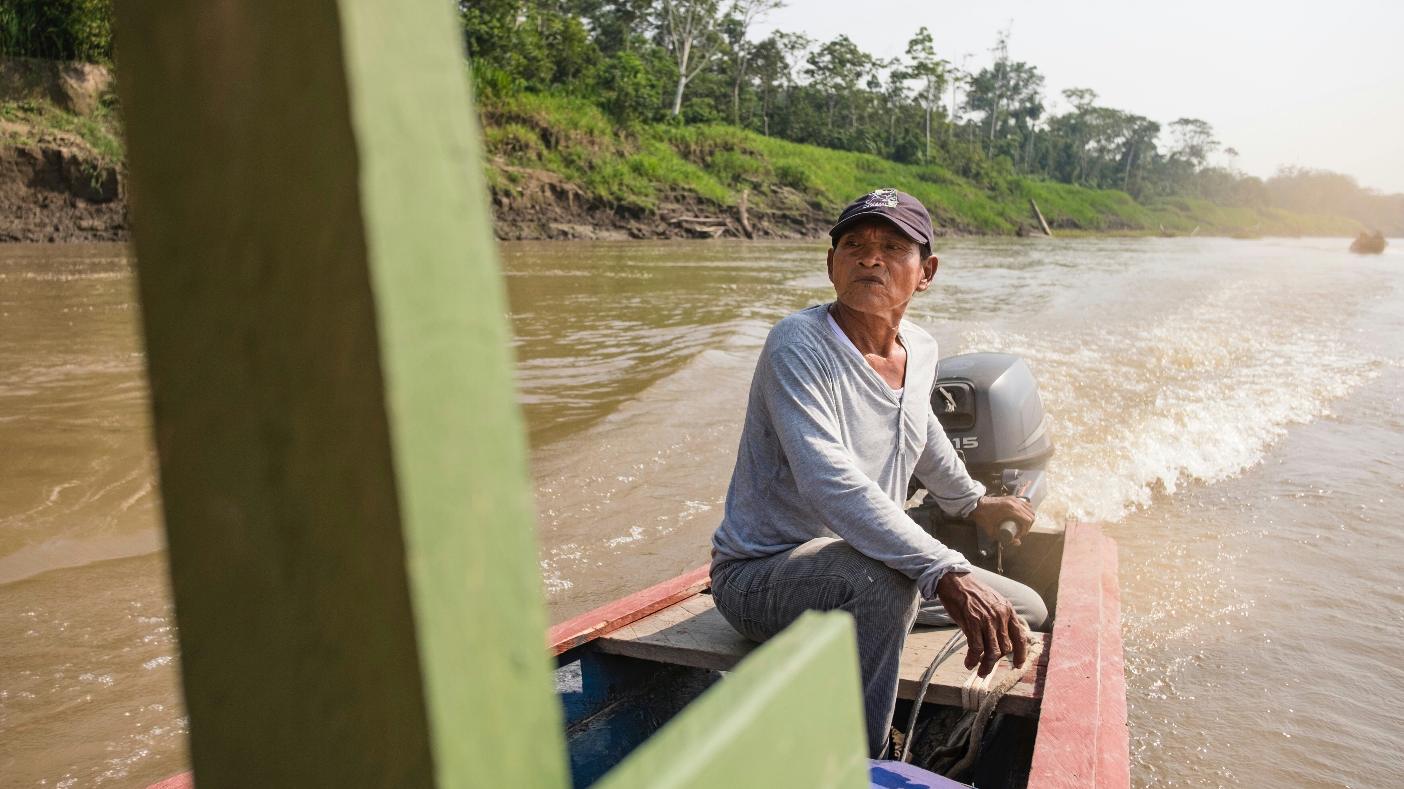 Lanchero desplazándose por el río Amazonas