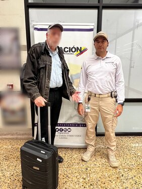 Oficial de Migración de Colombia con un extranjero inadmitido