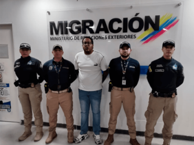 Oficiales de Migración Colombia en el Aeropuerto Internacional El Dorado recibieron a Jhon Camilo Flórez Moreno, conocido con el alias de ‘Ñoño’, y lo entregaron a las autoridades competentes para que responda ante la justicia colombiana.