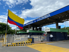 Letrero de Frontera que dice bienvenidos a Colombia.