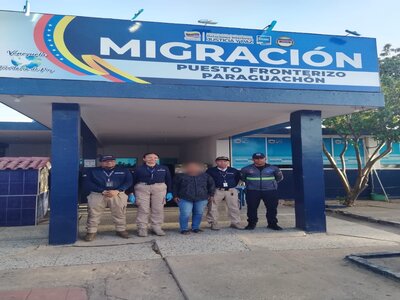 Iba a realizarse un procedimiento médico y fue detectada con una orden de expulsión vigente