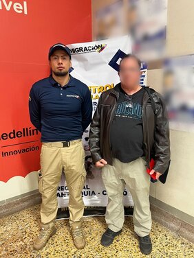 Oficial de Migración de Colombia con un extranjero inadmitido