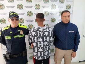 Hombre capturado junto a un policía y oficial de Migración Colombia