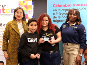 Directora de Migración Colombia junto a Población migrante venezolana recibe nuevo documento que regulariza su permanencia en el país