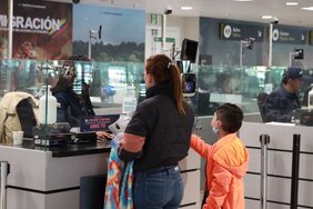Madre e hijo en atención en migración  