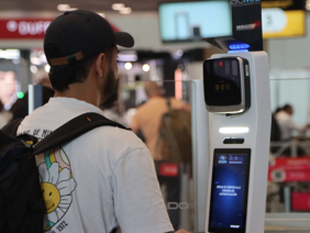 Mujer y niño en cubículo de migración Colombia
